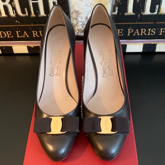 Salvatore Ferragamo Women's Pumps Sz 9 - Picture 1 of 12
